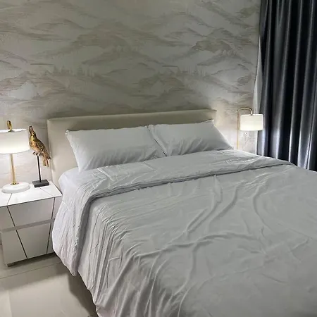 Apartment Retreat Deluxe: Poolview 2 Bed - Arcadia