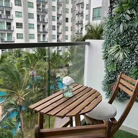 Apartment Retreat Deluxe: Poolview 2 Bed - Arcadia Pattaya