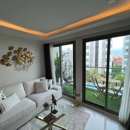 Retreat Deluxe: Poolview 2 Bed - Arcadia *