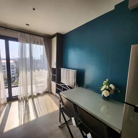 Apartment The Base Pattaya: Infinity Pool Near Walking Street *