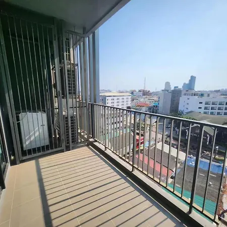 Apartment The Base Pattaya: Infinity Pool Near Walking Street