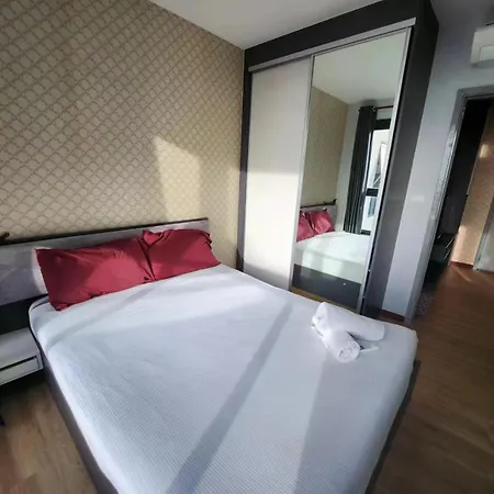 Apartment The Base一居室边上海滩，商场步行街