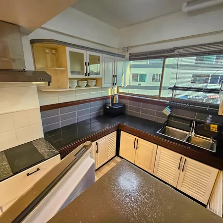 Hagone Condotel - Pool, Near & Steps To Weekend Market Apartment *