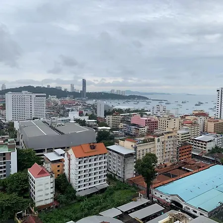 Apartment 泰国芭提雅thebase无边游泳池公寓