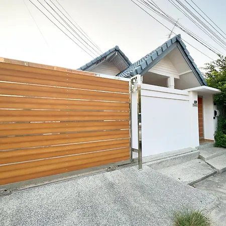 芭提雅市区靠近步行街/海滩，全新4卧双层独栋私人泳池别墅 *