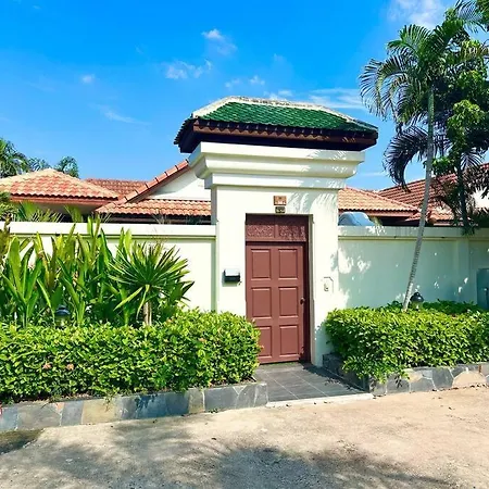Luxury Semi-2bd Pool Near & Walking Street วิลล่า