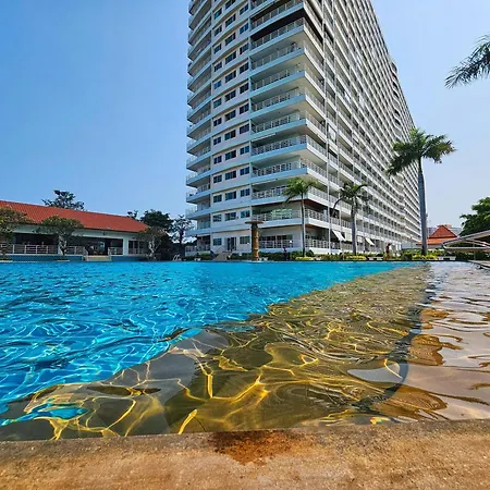 อพาร์ทเม้น View Talay 5 - Beachfront Ocean View - High Floor & Huge Pool *