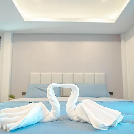Hotel Smile Pool Villa芭提雅海滨现代轻奢四卧四卫泳池别墅