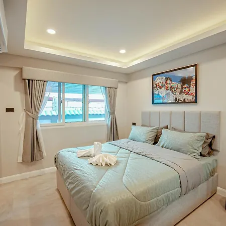 Smile Pool Villa芭提雅海滨现代轻奢四卧四卫泳池别墅 Hotel