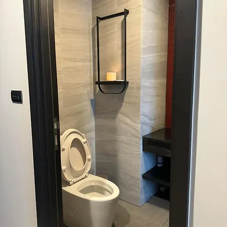 Edge Apartment *