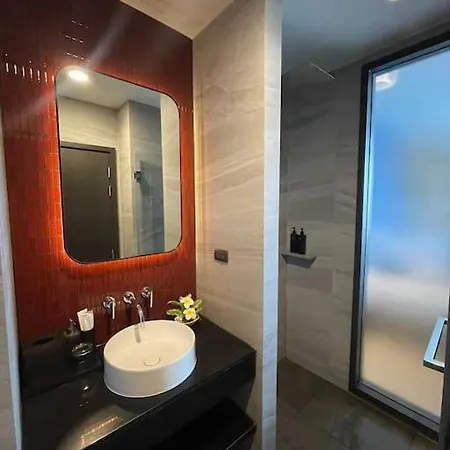 Edge Central , Infinity Pool 31st Fl Apartment *