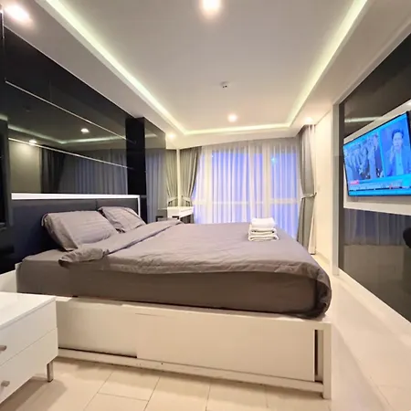 Grand Avenue Apartment