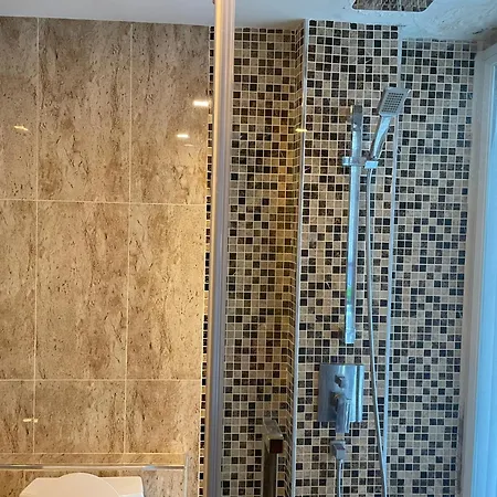 Apartment Grand Avenue芭提雅市中心水系公寓超大环绕泳池近海滩近夜市36平大空间 Pattaya