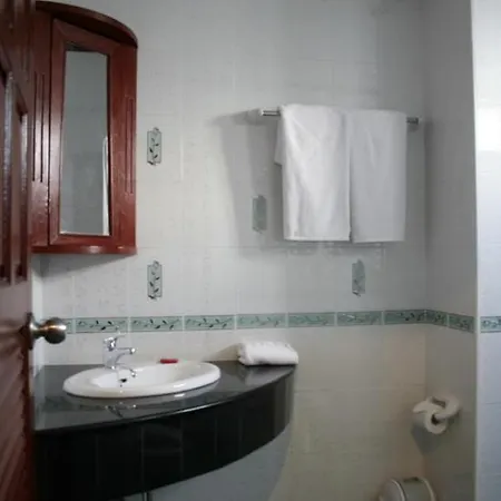 Selina Place Hotel *
