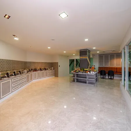 โรงแรม Lhc And