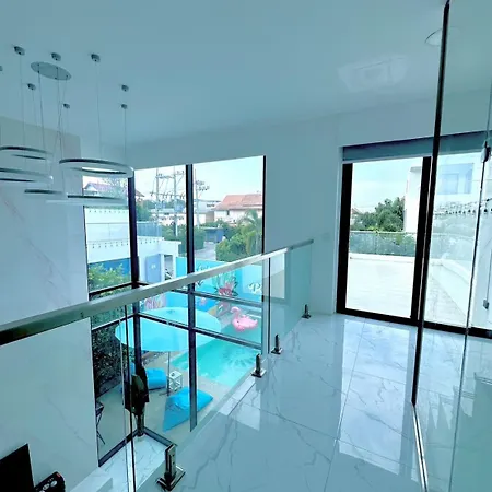 D18 Palms Spring 4 Bedroom Pvt Pool * Pattaya