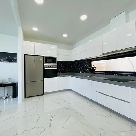 D18 Palms Spring 4 Bedroom Pvt Pool * Pattaya
