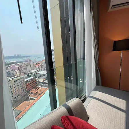 อพาร์ทเม้น Downtown Chic Rooftop Pool #es32518