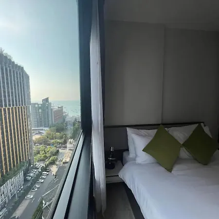อพาร์ทเม้น Downtown Lux Fun Rooftop Pool #tb10412 *