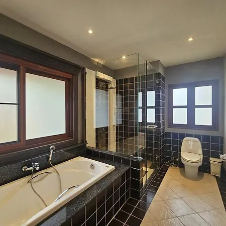 Luxury 5br Pool Pattaya-family & Friends Fun Escape-bbq, Pool Table