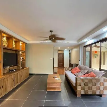 Luxury 5br Pool Pattaya-family & Friends Fun Escape-bbq, Pool Table Villa