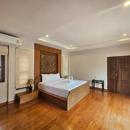 Luxury 5br Pool Pattaya-family & Friends Fun Escape-bbq, Pool Table Villa *
