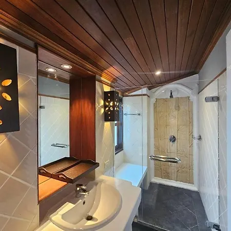 Luxury 5br Pool Pattaya-family & Friends Fun Escape-bbq, Pool Table Villa *