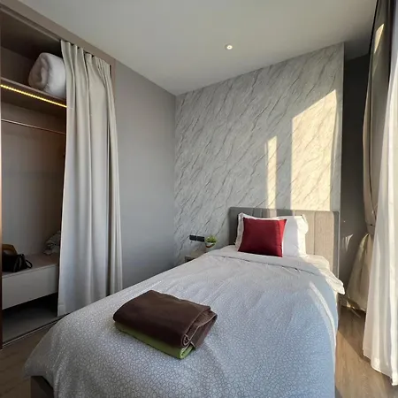Edge By Mickey 4*