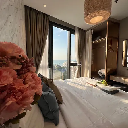 Edge By Mickey 4*