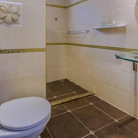Ratana Near Walking Street And Beaches *