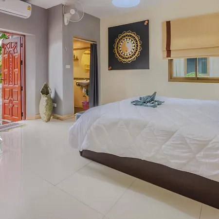 Ratana Near Walking Street And Beaches วิลล่า