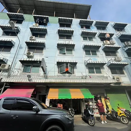 บ้านพัก Oyo 75494 President Pattaya