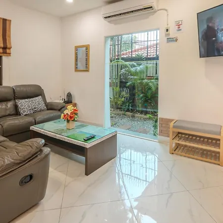 Madee Near Walking Street And Beaches Pattaya