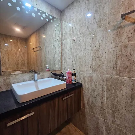 Grand Avenue Apartment