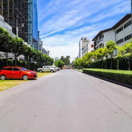 Kaws Theme Modern 1br - High Floor Seaview Apartment