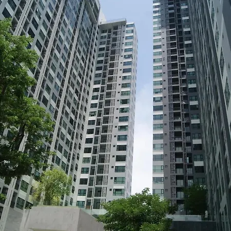 Kaws Theme Modern 1br - High Floor Seaview Apartment