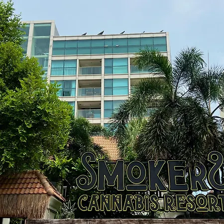 Resort Smokers Beach Club & Pattaya