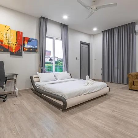芭提雅21航站楼附近8卧9卫轻奢现代别墅带独立歌房 วิลล่า Pattaya