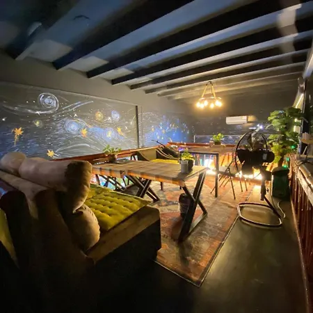 ที่พัก Happiness Community Wake & Bake - Rooftop Bar & Bistro *