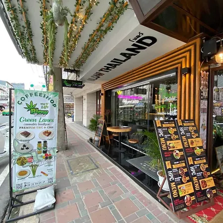 ที่พัก Happiness Community Wake & Bake - Rooftop Bar & Bistro *