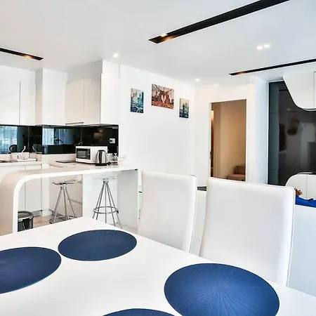Center With 2 Bedroom *
