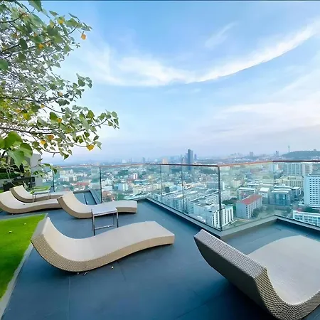 In Downtown And Rooftop Pool In อพาร์ทเม้น Pattaya