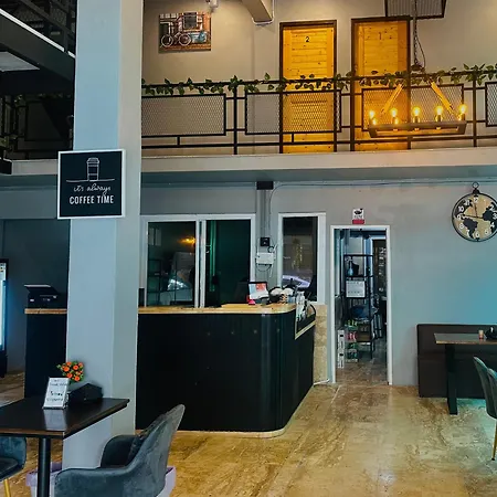 ที่พัก Friends Station Tukkom & Cafe *