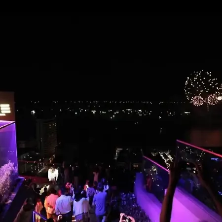 อพาร์ทเม้น With Roof Pool