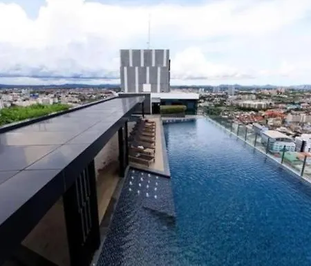 Thebase 14f & Infinity Pool Apartment