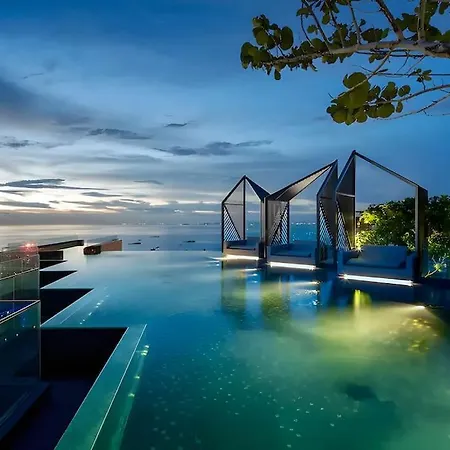 Apartment With Roof Pool