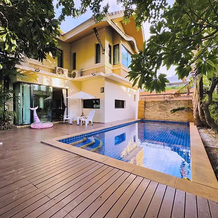 Villa Hollywood Pool Center