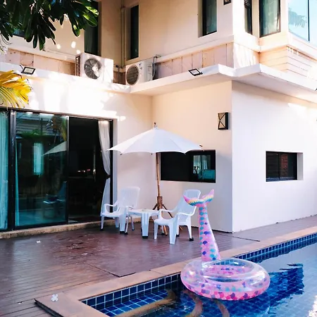 Villa Hollywood Pool Center *