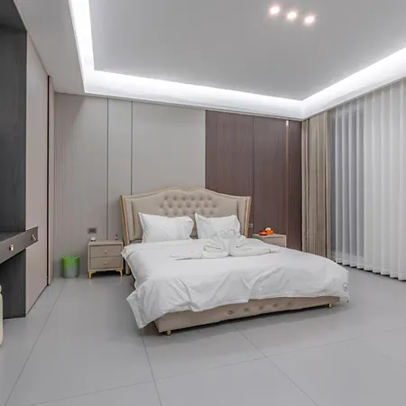 Villa T M L-urban Modern Pool -4 Bedrooms & 5 Bathrooms - Private Ktv - Prime Location -family & Group Pattaya