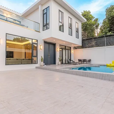 T M L-urban Modern Pool -4 Bedrooms & 5 Bathrooms - Private Ktv - Prime Location -family & Group